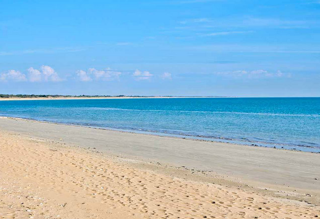 Offrez-vous un instant de détente sur la plage de l'île de Ré