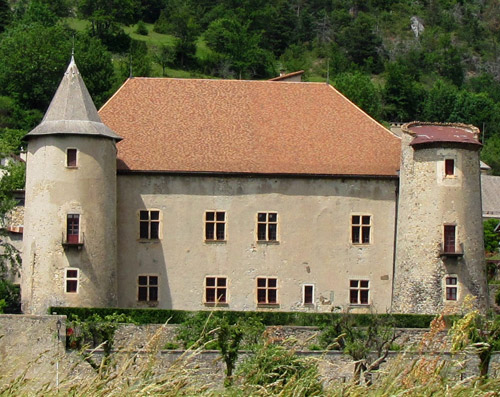 Laissez-vous surprendre par la beauté du château de Montmaur !