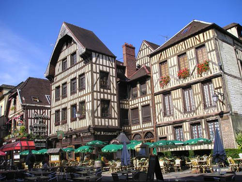 Faites connaissance autour d'un verre sur une terrasse au centre-ville de Troyes